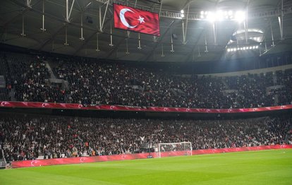 "Beşiktaş Taraftarından Yönetim Protestosu: Tribünlerden İstifa Çağrıları Yükseliyor"